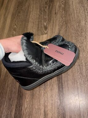 New With Tag No Box Women’s All black MOU Eskimo Sneakers Sz 8 (38)
